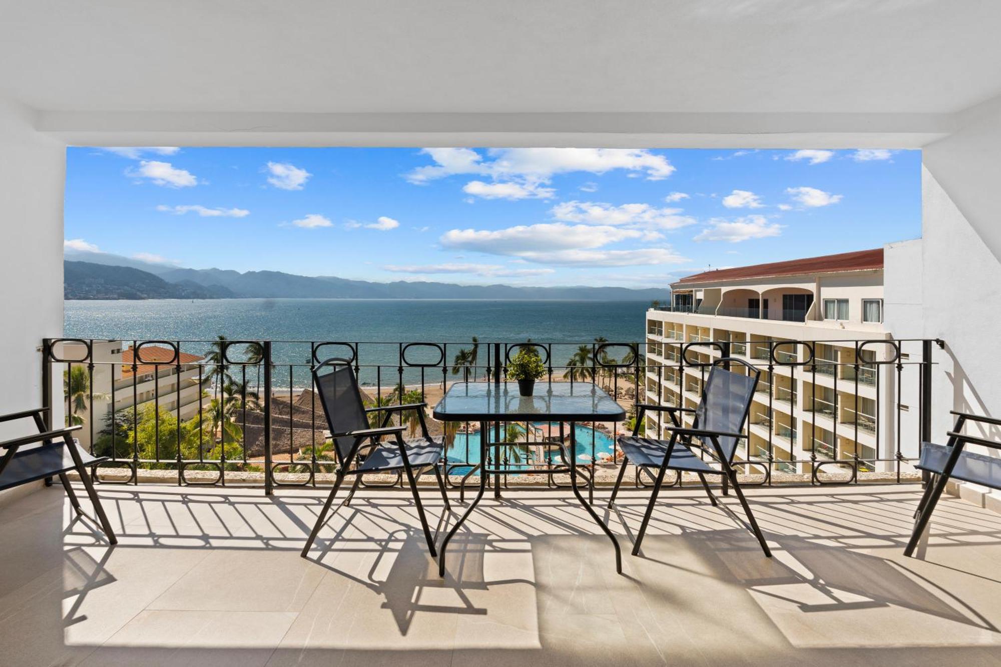 Luxury Condo Just Steps Away From The Beach! بويرتو فالارتا المظهر الخارجي الصورة